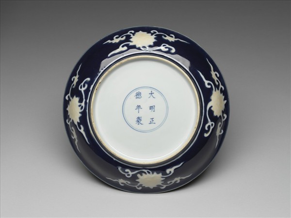 霽青白花果紋盤