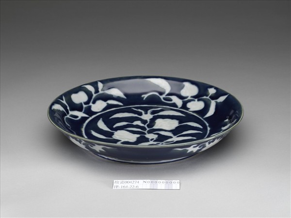 霽青白花果紋盤