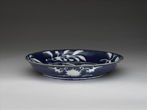 霽青白花果紋盤