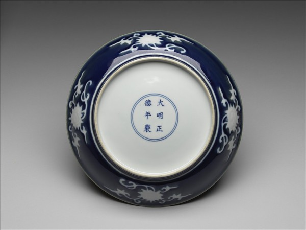 霽青白花果紋盤