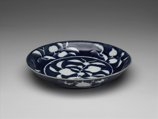 霽青白花果紋盤