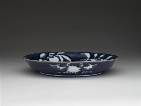 霽青白花果紋盤