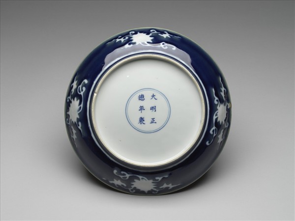 霽青白花果紋盤