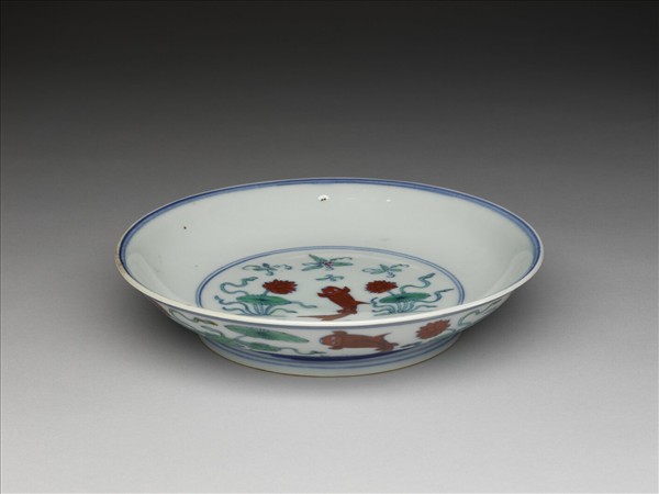 鬥彩蓮塘魚藻紋盤