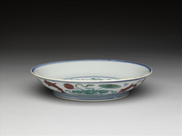 鬥彩蓮塘魚藻紋盤