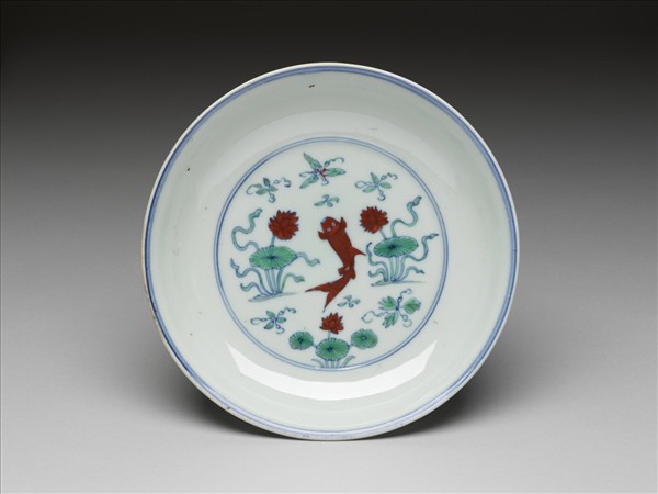 鬥彩蓮塘魚藻紋盤