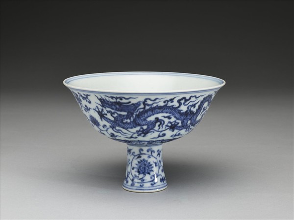 青花穿蓮雙龍紋高足碗