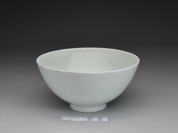 甜白釉蓮瓣紋蓮子碗