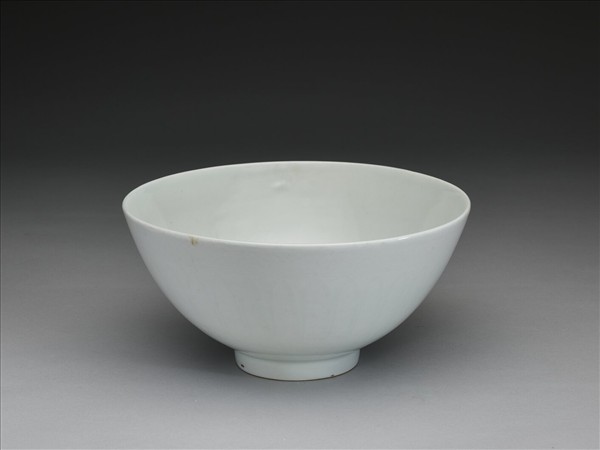 甜白釉蓮瓣紋蓮子碗