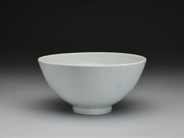 甜白釉蓮瓣紋蓮子碗