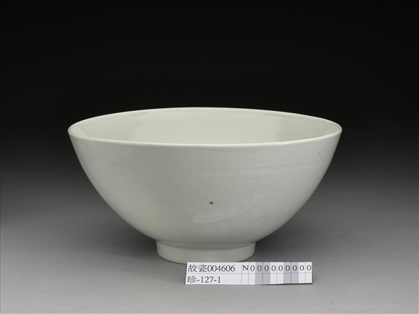 甜白釉蓮瓣紋蓮子碗