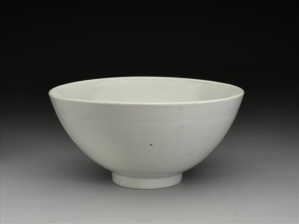 甜白釉蓮瓣紋蓮子碗