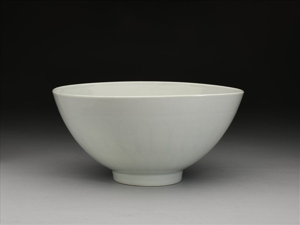 甜白釉蓮瓣紋蓮子碗