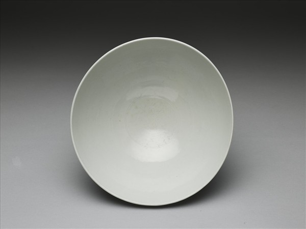 甜白釉蓮瓣紋蓮子碗