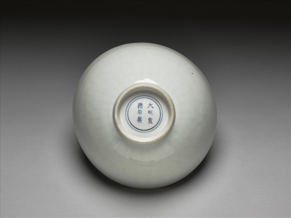 甜白釉蓮瓣紋蓮子碗