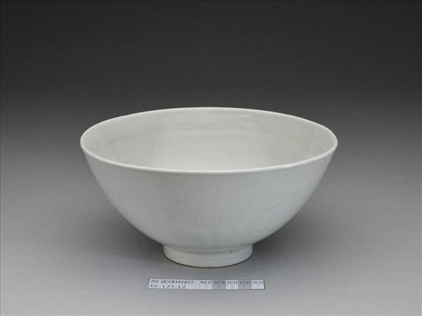 甜白釉蓮瓣紋蓮子碗