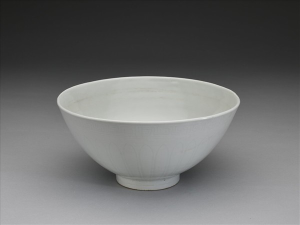 甜白釉蓮瓣紋蓮子碗
