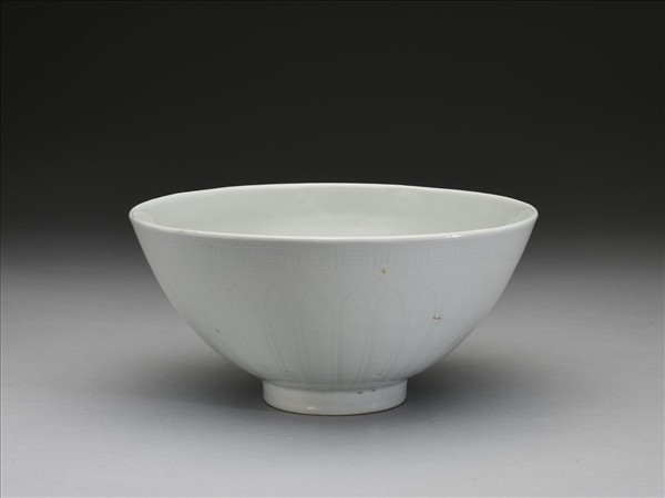 甜白釉蓮瓣紋蓮子碗