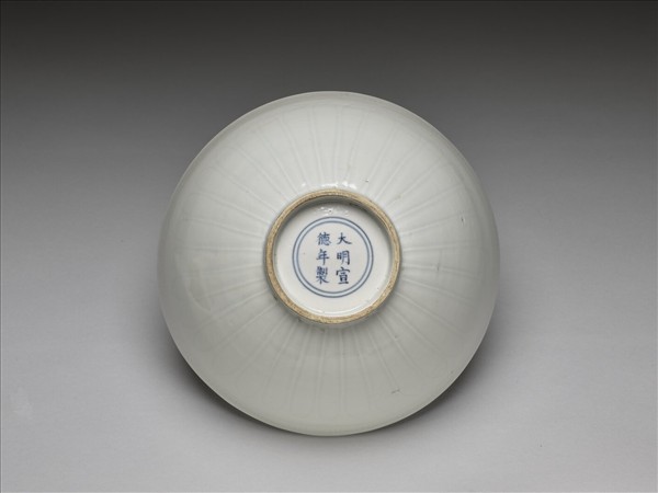 甜白釉蓮瓣紋蓮子碗