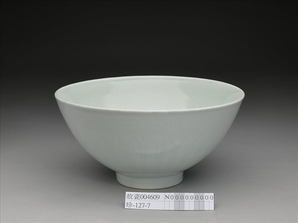 甜白釉蓮瓣紋蓮子碗