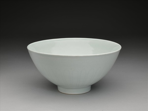 甜白釉蓮瓣紋蓮子碗