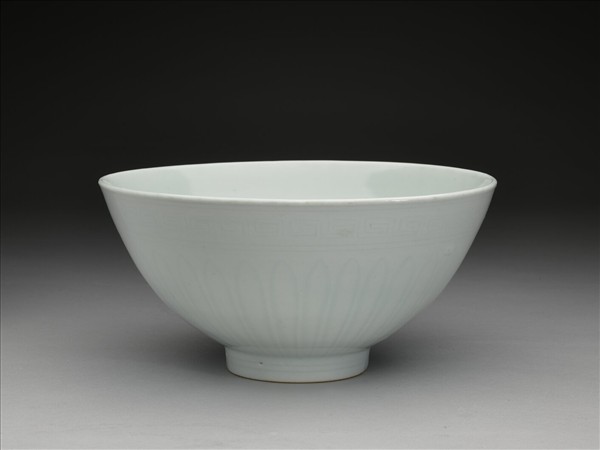 甜白釉蓮瓣紋蓮子碗