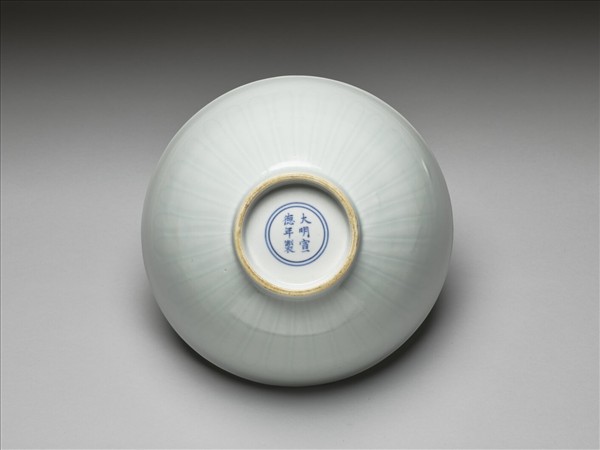 甜白釉蓮瓣紋蓮子碗