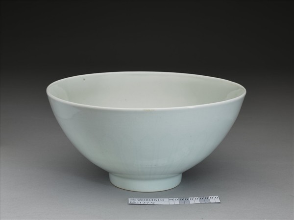 甜白釉蓮瓣紋蓮子碗