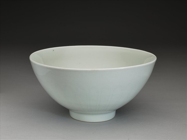 甜白釉蓮瓣紋蓮子碗