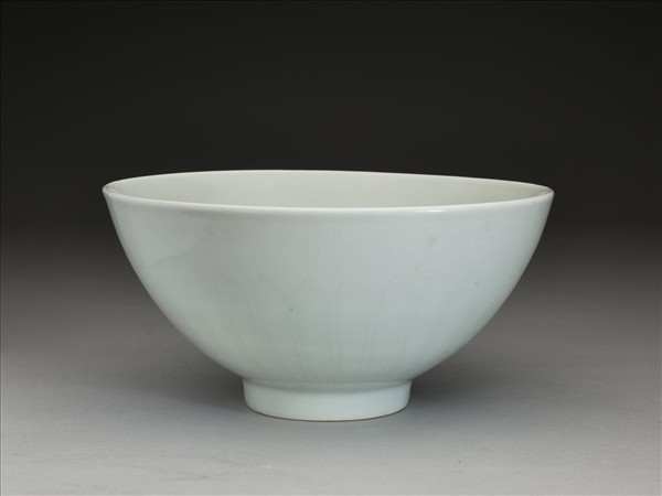 甜白釉蓮瓣紋蓮子碗