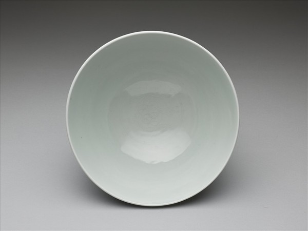 甜白釉蓮瓣紋蓮子碗