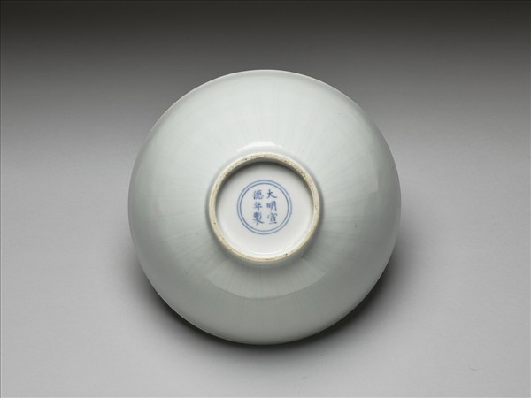 甜白釉蓮瓣紋蓮子碗