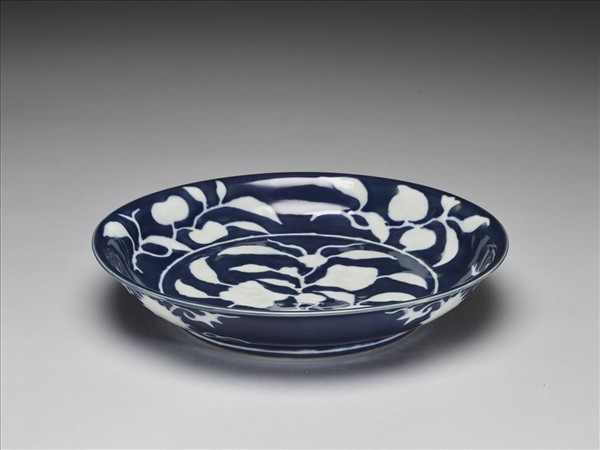 霽青白花果紋盤