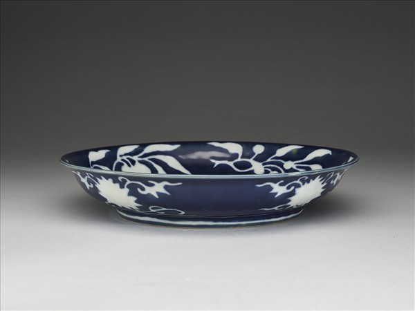 霽青白花果紋盤