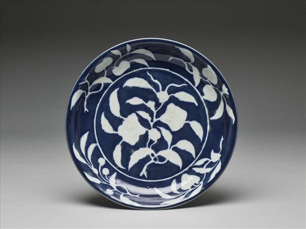 霽青白花果紋盤