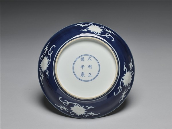 霽青白花果紋盤