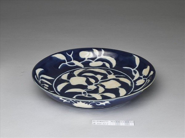 霽青白花果紋盤