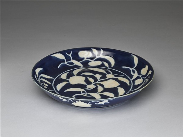 霽青白花果紋盤