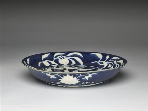 霽青白花果紋盤