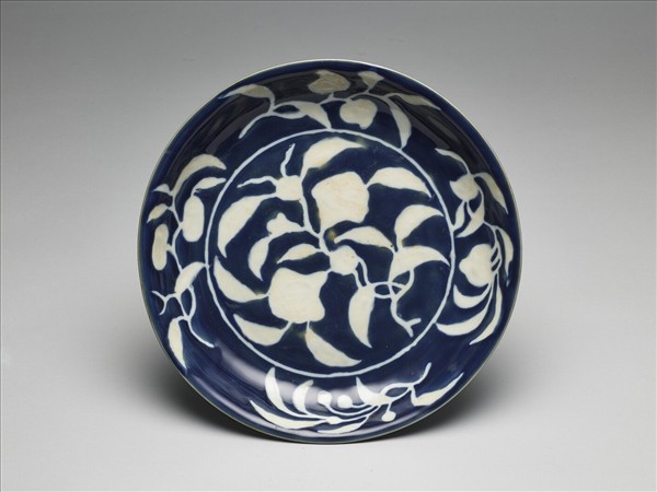 霽青白花果紋盤