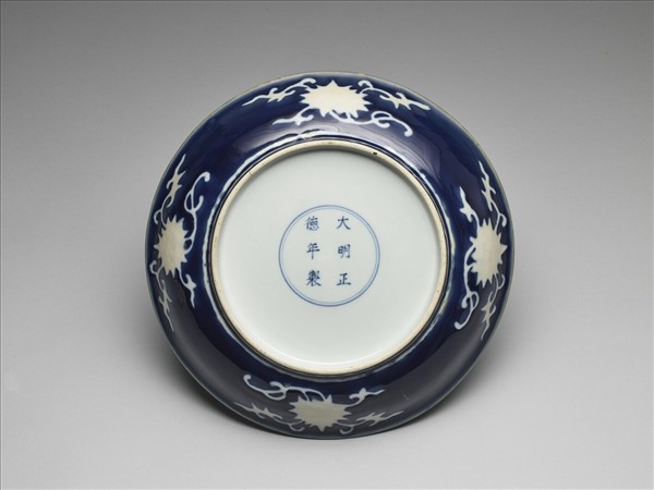 霽青白花果紋盤