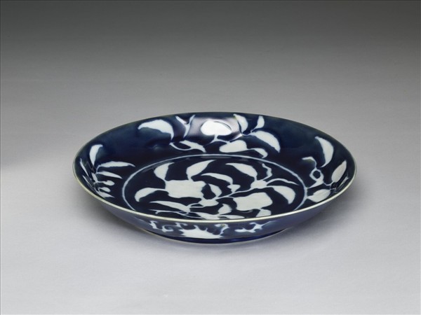 霽青白花果紋盤