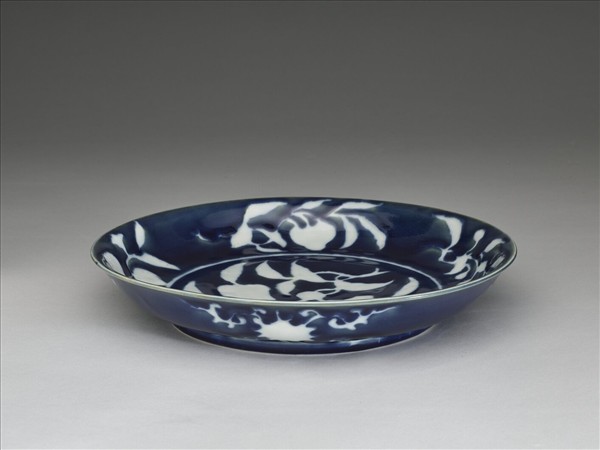 霽青白花果紋盤