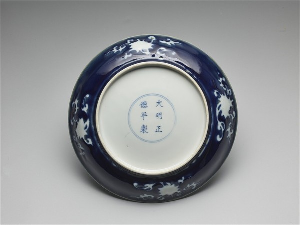 霽青白花果紋盤