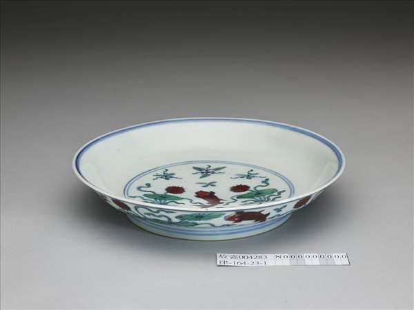 鬥彩蓮塘魚藻紋盤