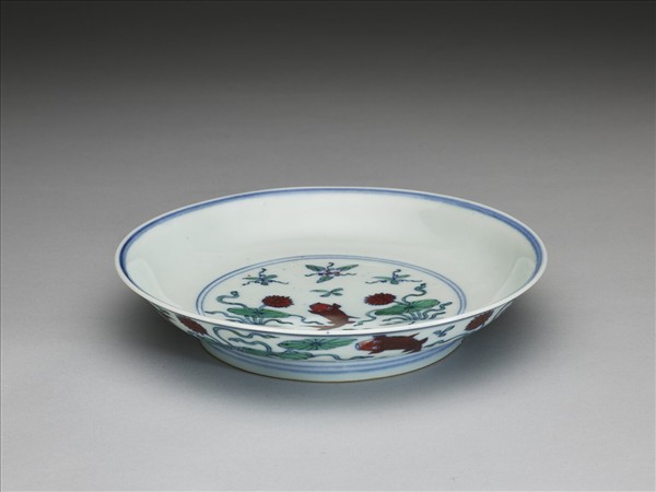 鬥彩蓮塘魚藻紋盤