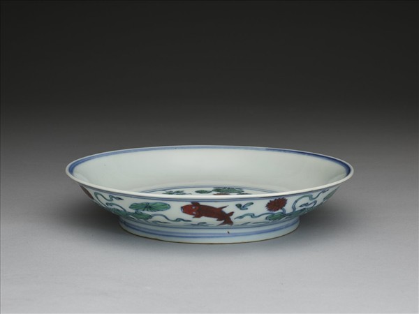 鬥彩蓮塘魚藻紋盤