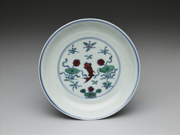 鬥彩蓮塘魚藻紋盤