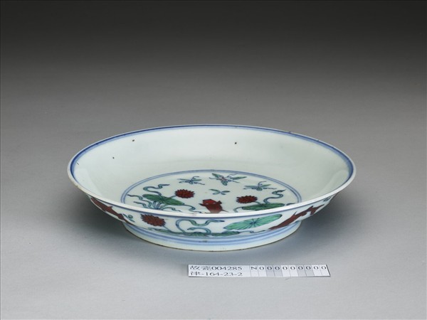 鬥彩蓮塘魚藻紋盤