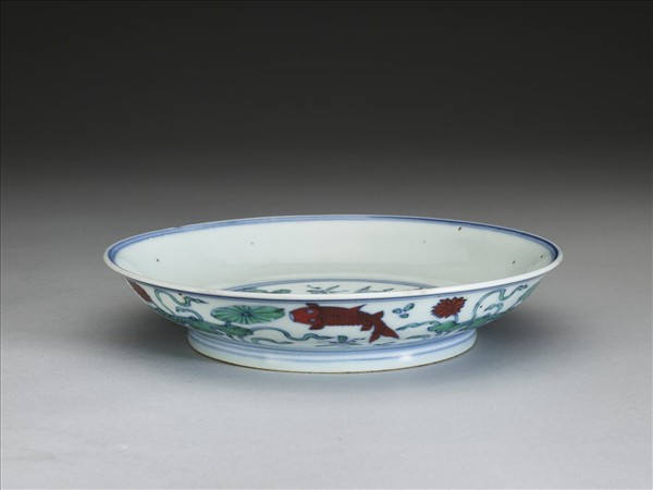 鬥彩蓮塘魚藻紋盤